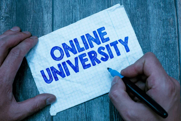 Textskylt som visar Online University. Konceptuell bild Distans Lärande Kurser tas över internet — Stockfoto