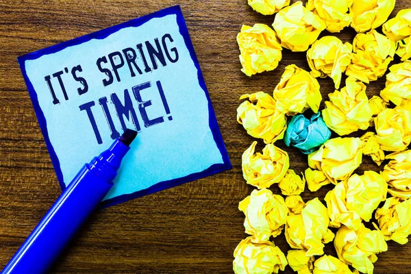 Schreibnotiz, die zeigt, dass Frühling ist. Business-Foto zeigt Saison nach der Blütezeit der Blumen Transformation — Stockfoto