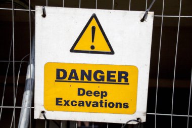 Tehlike derin kazı. Derin kazı insanlara bir uyarı işareti