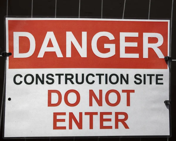 Предупреждающий знак Опасность строительства сайта не входить — стоковое фото