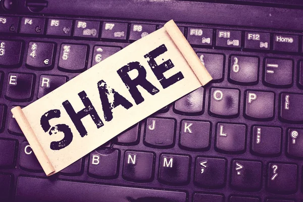 Escribir nota mostrando Compartir. Foto de negocios mostrando parte o porción mayor cantidad que se divide entre el número de personas —  Fotos de Stock
