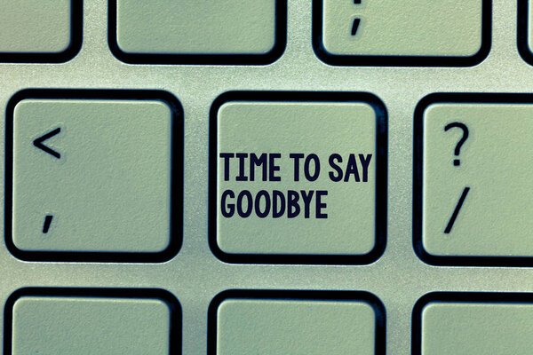 Текстовый знак "Время прощаться". Концептуальное фото прощания, пока мы снова не встретимся.
