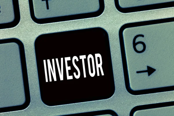 Szöveg jel mutatja a befektető. Fogalmi fénykép bizonyítja a szervezet, amely azáltal pénzt pumpál pénzügyi rendszerek tulajdonság — Stock Fotó