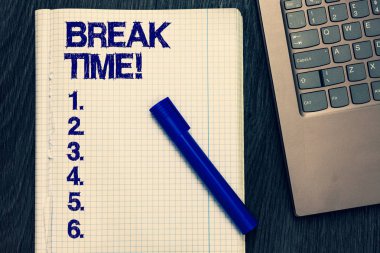 Break zaman gösterilen metin işareti. Kavramsal fotoğraf Tatil dönemi çalışma açık not defteri dışında gevşeme tatil dinlenme sayfa siyah kalemi bilgisayar klavye ahşap arka plan murabba.