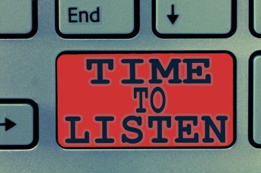 Zaman dinle gösteren Not yazma. Birisi veya bir şey vermek dikkat amacıyla duymak vitrine iş fotoğraf