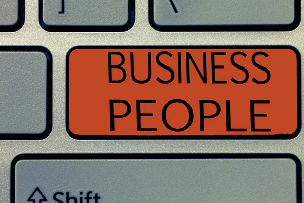 Escrevendo uma nota mostrando Business People. Foto de negócios mostrando pessoas que trabalham em negócios, especialmente em nível executivo — Fotografia de Stock