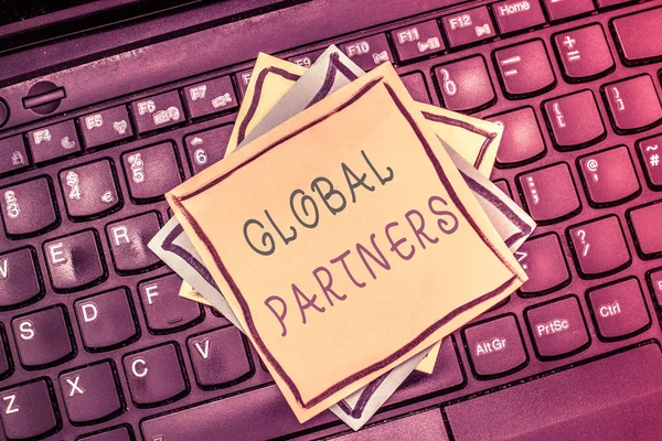 Signo de texto que muestra socios globales. Foto conceptual Dos o más empresas de diferentes países trabajan en equipo — Foto de Stock