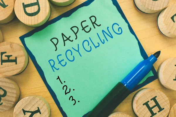 Nota de escritura que muestra el reciclaje de papel. Exposición de fotos de negocios Usar los papeles usados de una nueva manera reciclándolos — Foto de Stock
