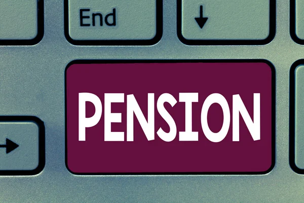 Σύνταξη σημείωσης δείχνει Pension. Επαγγελματίες φωτογραφία παρουσιάζοντας πρεσβυτέρους εισόδημα κερδίζουν μετά την συνταξιοδότηση σώζει για ηλικιωμένους χρόνια — Φωτογραφία Αρχείου