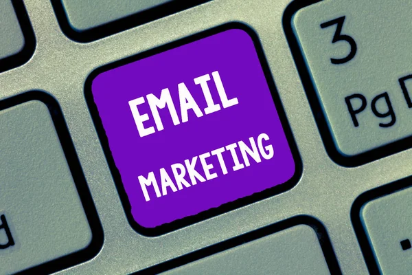 手写文字撰写电子邮件营销。概念意味着用邮件向一群人发送商业信息 — 图库照片