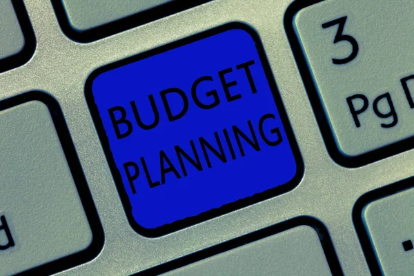 Bütçe Planlama 'yı gösteren bir not yazıyorum. İş fotoğrafı gösterimi Geçerli ve gelecekteki harcamalar hakkında yazılı açıklama — Stok fotoğraf