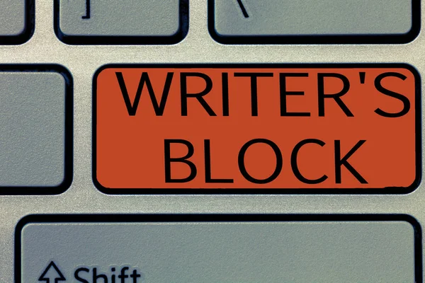 La nota de escritura que muestra Writer s es Block. Exhibición de la foto del negocio Condición de no poder pensar en qué escribir — Foto de Stock