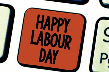 Kavramsal el mutlu İşçi Bayramı gösterilen yazma. Çalışanları başarılarını kutlamak için yıllık tatil vitrine iş fotoğraf