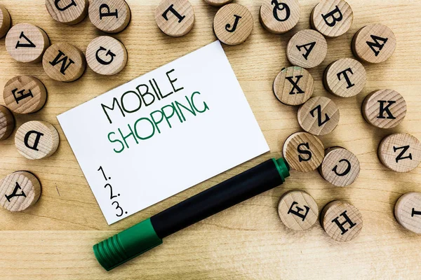 Piszę notatkę z Mobile Shopping. Prezentacja zdjęć biznesowych Zakup i sprzedaż towarów i usług przez telefon komórkowy — Zdjęcie stockowe