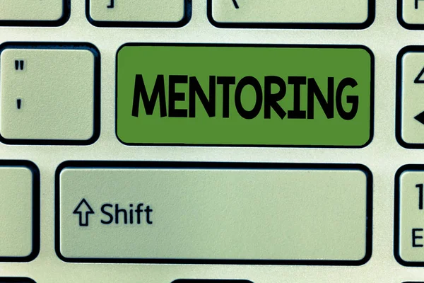 Εννοιολογική χέρι γραφή δείχνει Mentoring. Επαγγελματίες φωτογραφία κείμενο να παρέχει συμβουλές ή στήριξη σε νεότερους λιγότερο έμπειρους που αποδεικνύουν — Φωτογραφία Αρχείου