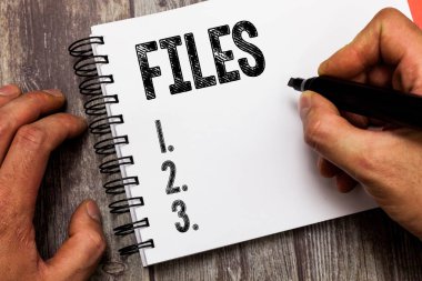 Dosyaları gösterilen metin işareti. Gevşek kağıtları birlikte orderr kolay başvurusunda tutmak için kavramsal fotoğraf klasörü kutusu