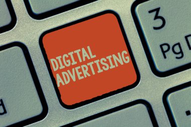 Kelime yazma metni Dijital Reklamcılık. Çevrimiçi Pazarlama için İş Konsepti Tanıtım Mesajları Kampanyası