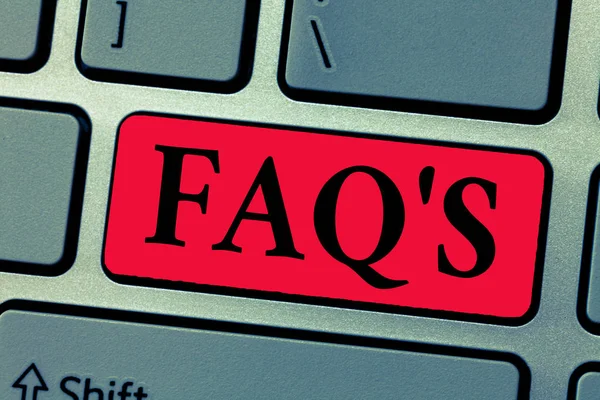 Schrijven van de notitie weergegeven: Faq s is. Zakelijke foto presentatie van de lijst van vragen en antwoorden met betrekking tot een bepaald onderwerp — Stockfoto