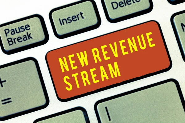 Texto manuscrito New Revenue Stream. Concepto que significa Fuente adicional mejorada de ingresos Enfoque mejorado — Foto de Stock