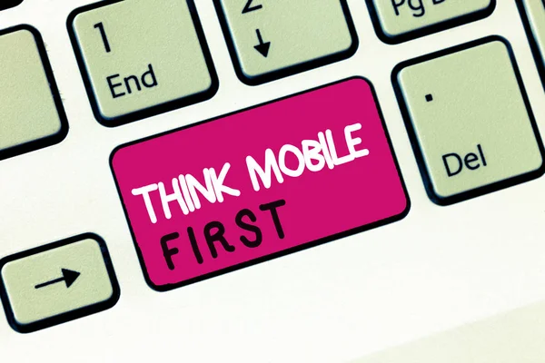 Conceptuele hand schrijven weergegeven: Think Mobile First. Zakelijke foto presentatie gemakkelijk Handheld apparaat toegankelijke inhoud 24, of artikel 7 Handy — Stockfoto