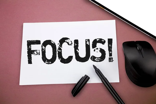 Escribiendo nota mostrando Focus. Foto comercial que muestra el estado o la calidad de tener o producir una definición visual clara —  Fotos de Stock