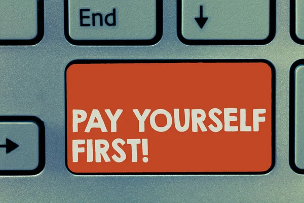 Text tecken visar betal dig själv först. Konceptuella foto sparar för framtiden att avsätta en del av din inkomst — Stockfoto