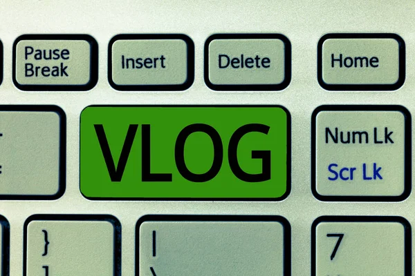 Κείμενο πινακίδα που δείχνει Vlog. Εννοιολογική Φωτογραφία Blog που περιέχει σύντομο βίντεο υλικό κοινωνική πλατφόρμα πολυμέσων — Φωτογραφία Αρχείου