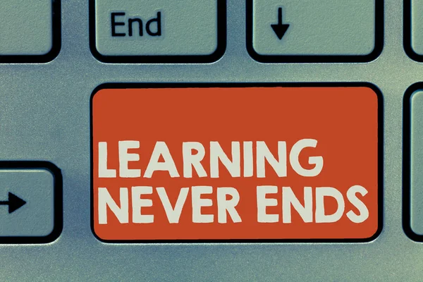 Öğrenme Never Ends gösterilen metin işareti. Kavramsal fotoğraf hayat uzun eğitim ve sağlık fırsatları — Stok fotoğraf