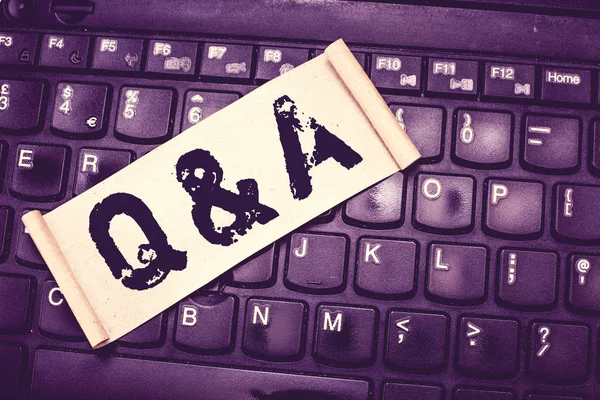 Schreiben Notiz zeigt q und a. Business-Foto zeigt Person oder Gruppe Menschen stellt Fragen und andere beantworten sie. — Stockbild Schreiben Notiz zeigt q und a. Business-Foto zeigt Person oder Gruppe Menschen stellt Fragen und andere beantworten sie — Stockfoto