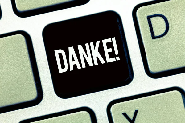 Word tekst intoetsen Danke. Bedrijfsconcept voor gebruikt als informele manier om te zeggen dank u in de Duitse taal Thanking — Stockfoto