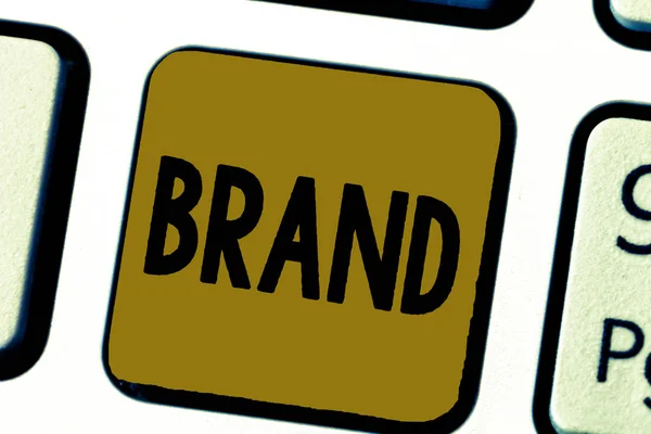 단어 쓰기 텍스트 브랜드입니다. 특정 이름 아래 회사에 의해 제조 하는 제품의 유형에 대 한 비즈니스 개념 — 스톡 사진