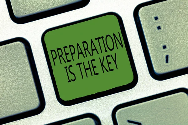 Escrever nota mostrando Preparação é a chave. Foto de negócios mostrando a ação de fazer algo pronto para o serviço ou uso — Fotografia de Stock