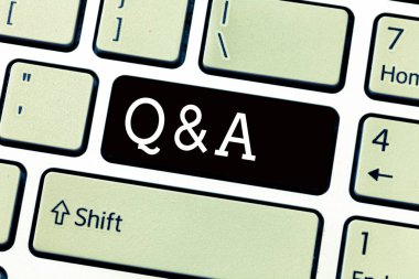 Q ve A. kavramsal fotoğraf kişi veya grup insanlar sorar soru ve başka olanları gösterilen metin işareti cevap