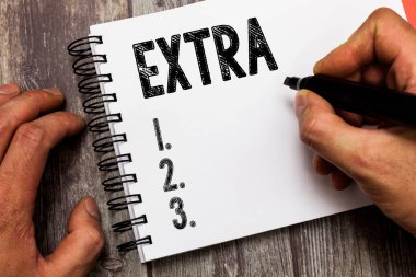 Ekstra gösterilen metin işareti. Kavramsal fotoğraf eklendi varolan ya da her zamanki miktar numarasına ek olarak normal daha vermek