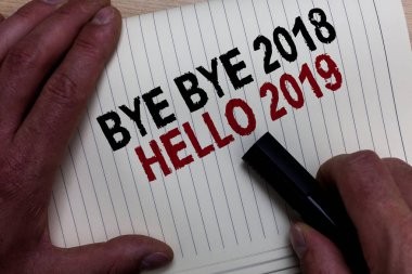 Word metin güle güle güle güle 2018 yılına Merhaba 2019 yazma. Mans El kavramak siyah marker beyaz sayfa üzerinde siyah ve kırmızı bazı metinler ile iş kavramı için başlangıç yeni yıl motivasyon mesajı 2018 bitti.