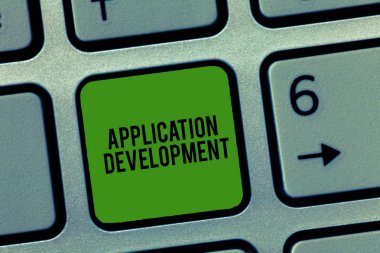 Uygulama Geliştirmesini gösteren not yazılıyor. Mobil Aygıtlarda kullanılacak Bilgisayar Uygulamalarının oluşturulduğu iş fotoğrafı