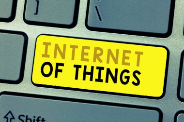 Internet Of Things gösterilen metin işareti. Net almak veri göndermek için cihazların kavramsal fotoğraf bağlantı