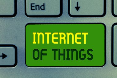 Word metin Internet şeyler yazma. İş kavramı Net almak veri göndermek için cihazlara bağlantı için