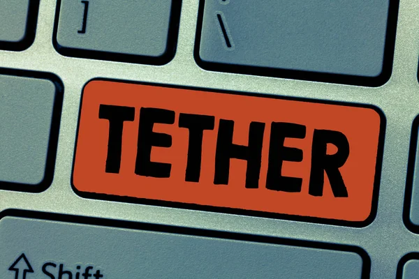 A escrever um bilhete a mostrar o Tether. Foto de negócios mostrando usar smartphone para conectar o computador ou outro dispositivo à Internet — Fotografia de Stock