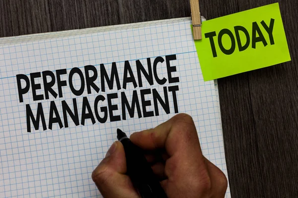 Ordet skriva text Performance Management. Affärsidé för förbättra anställdas effektivitet övergripande bidrag Man håller markör notebook klädnypa håll påminnelse trä bakgrund. — Stockfoto