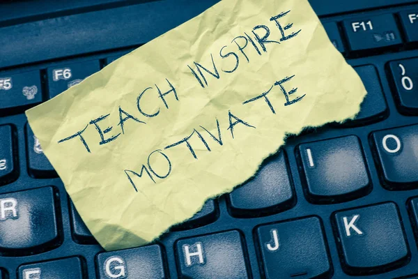 Signo de texto que muestra Teach Inspire Motivate. Foto conceptual Encienda la imaginación para sentir la necesidad de aprender — Foto de Stock