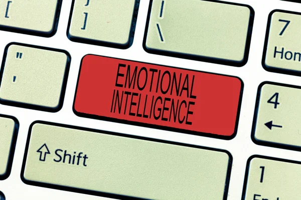 Tekst schrijven Emotionele Intelligentie. Business concept voor Self and Social Awareness Omgaan met relaties goed — Stockfoto