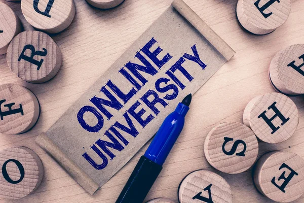 Ordskrivning text Online University. Affärsidé för distanskurser tas över internet — Stockfoto