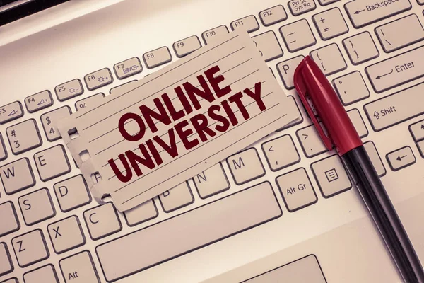 Konceptuell handstil som visar Online University. Företagsfoto visar Distans Lärande Kurser tas över internet — Stockfoto
