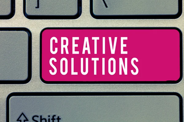 Pisanie tekstu Creative Solutions. Koncepcja biznesowa oryginalnego i unikalnego podejścia do rozwiązania problemu — Zdjęcie stockowe