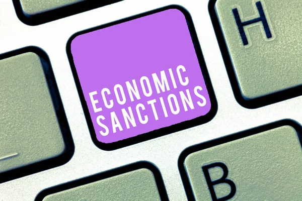 Signo de texto que muestra sanciones económicas. Foto conceptual Pena Castigo impuesto a otro país Guerra comercial —  Fotos de Stock