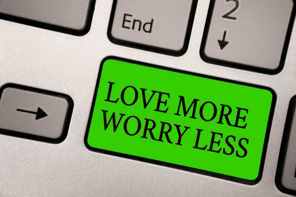 写的笔记显示爱更多的忧虑少。商业照片展示有一个良好的态度动机是可爱的享受生活银灰色电脑键盘绿色按钮与黑色字母. — 图库照片