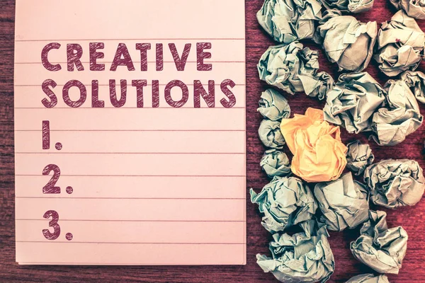 Texte d'écriture de mots Creative Solutions. Concept d'entreprise pour une approche originale et unique pour résoudre un problème — Photo