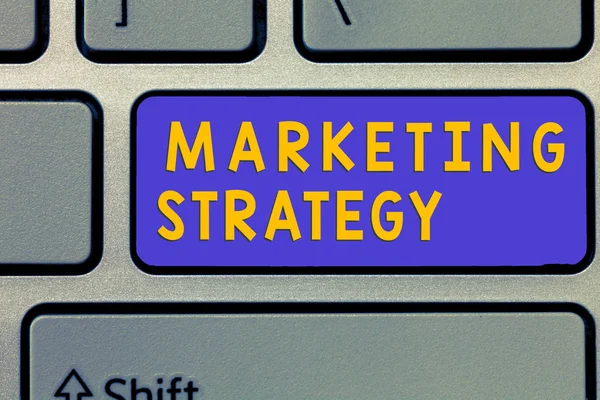 Texto manuscrito Estrategia de Marketing. Concepto que significa Esquema sobre cómo diseñar productos Servicios Negocios —  Fotos de Stock