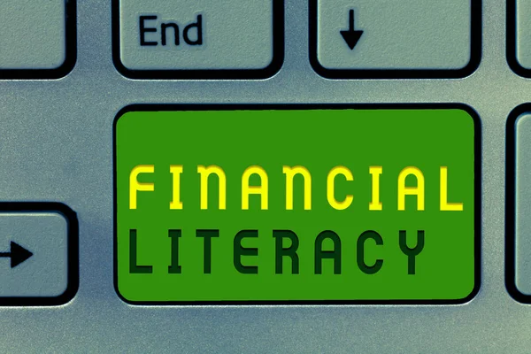Texto de escritura de palabras Educación Financiera. Concepto de negocio para entender y saber cómo funciona el dinero — Foto de Stock